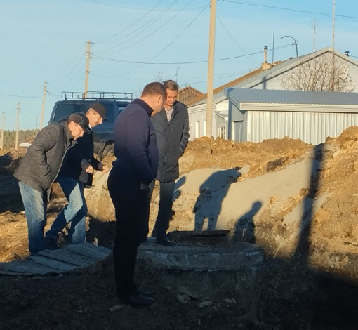 Замглавы Александр Миронов, представитель ЖКС и начальник теруправления Владимир Серебренников проверяют работы, выполненные подрядчиком.